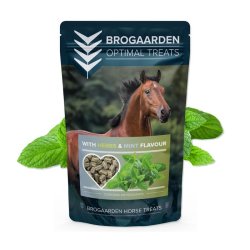 En pose Brogaarden Optimal Treats med urter og pebermynte. Bagved posen er et billede af urter