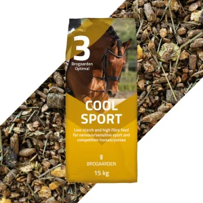 Billede af en sk Brogaarden Cool Sport hestefoder. Bagved er vist den msliblanding der er i skken