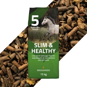 En sk Brogaarden Slim & Healthy hestefoder. Bagved er vist den msliblanding der er i skken