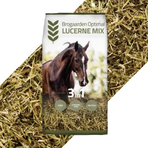 Billede af en sk Brogaarden Optimal Lucerne Mix. Bagved er vist et billede med det lucerne der er i skken